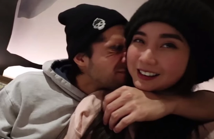"Title of this vlog, Pregnant!" Wil Dasovich and Alodia Gosiengfiao goes on a cozy adventure in Las Vegas "Title of this vlog, Pregnant!" Wil Dasovich and Alodia Gosiengfiao goes on a cozy adventure in Las Vegas