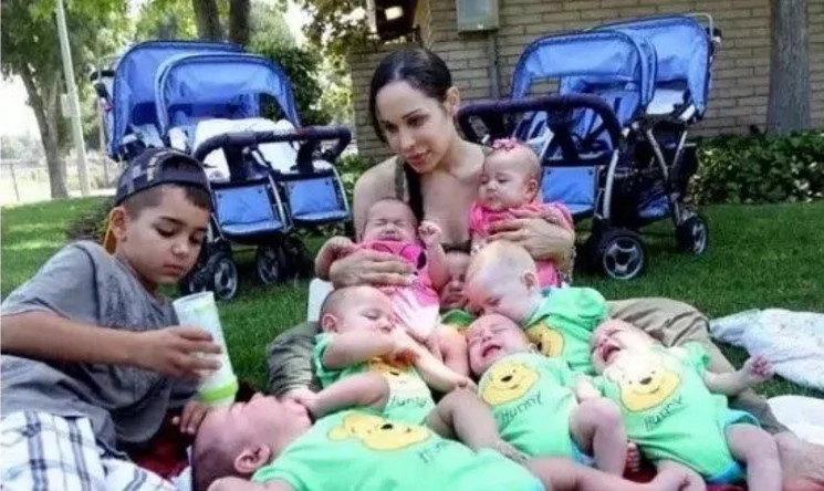 Mother Is Facing Criticism For Bringing 8 Babies Out Of Childbirth. Look How She Is 7 Years Later