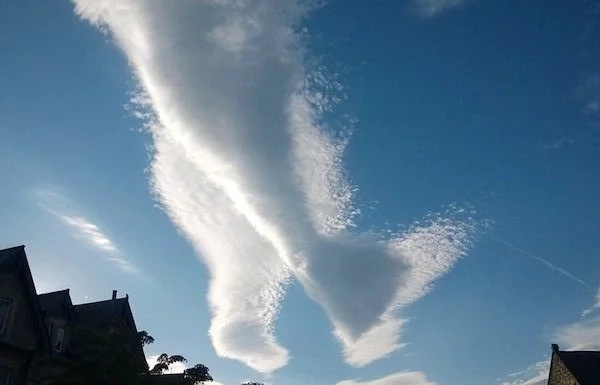 See BEAUTIFUL cloud formations that look like hand and legs of God (photos)