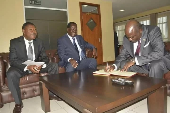 Details of Raila Odinga's secret meeting with IEBC commisioners as Uhuru regions lead in voter registration