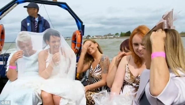 Scary wedding surprise! Groom gives bride live snake as accessory to her dress during ceremony Scary wedding surprise! Groom gives bride live snake as accessory to her dress during ceremony