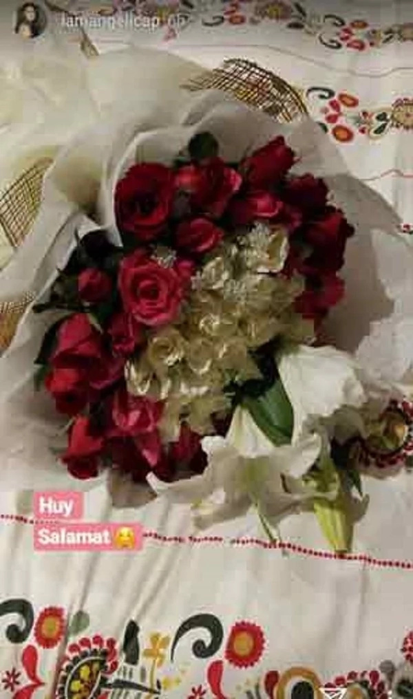 Kay bestfriend 'Carlo Aquino' kaya galing? Angelica Panganiban receives flowers from a mysterious admirer Kay bestfriend 'Carlo Aquino' kaya galing? Angelica Panganiban receives flowers from a mysterious admirer