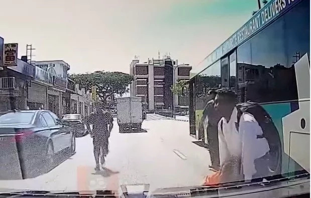 Woman Hit By Bus And Everything Gets Recorded Woman Hit By Bus And Everything Gets Recorded