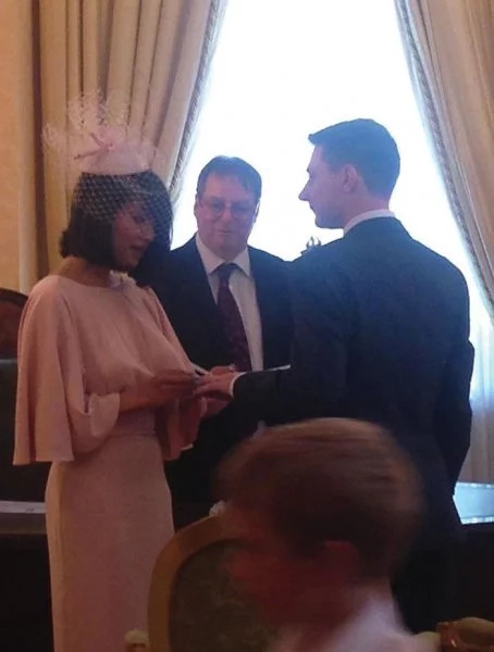 Comedian Ate Glow marries British bf Comedian Ate Glow marries British bf