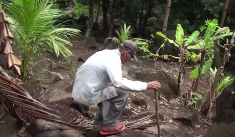 Old man walks miles to feed daughters Old man walks miles to feed daughters