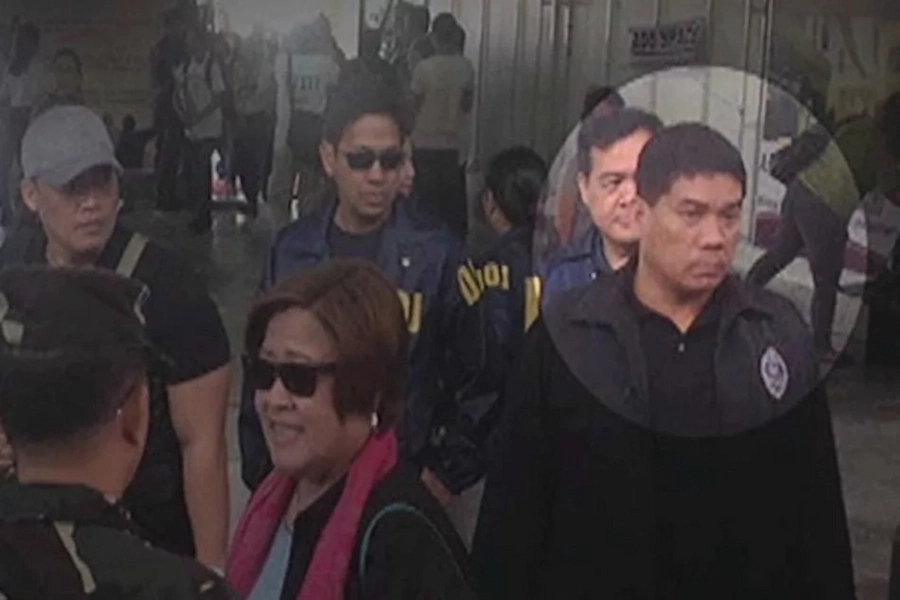 Policemen arrest Ronnie Dayan in La Union Policemen arrest Ronnie Dayan in La Union
