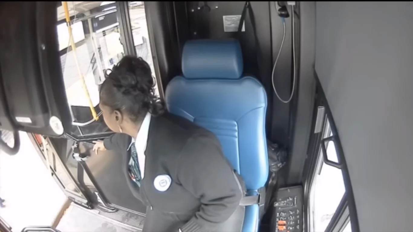 Thanks to this bus driver, both children are safe! Thanks to this bus driver, both children are safe!