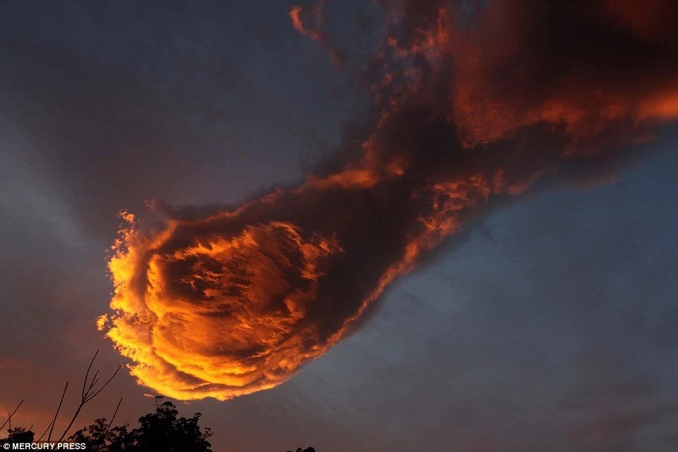 Ang kamay ng Diyos? Isang kakaibang ulap sa Portugal nagmistulang kamao mula sa langit! Ang kamay ng Diyos? Isang kakaibang ulap sa Portugal nagmistulang kamao mula sa langit!