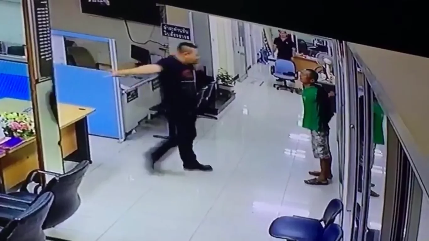 A guy was threating everyone in a police station until a police man intervened to make things absolutely touching! A guy was threating everyone in a police station until a police man intervened to make things absolutely touching!