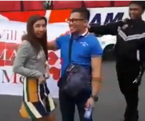 Nakakanerbyos ang proposal na ito! Video of Traffic enforcers who helped a motorist propose to his girlfriend 'extraordinarily' went viral Nakakanerbyos ang proposal na ito! Video of Traffic enforcers who helped a motorist propose to his girlfriend 'extraordinarily' went viral