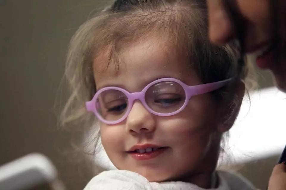 Daughter cries as she saw her mother for the first time! Daughter cries as she saw her mother for the first time!