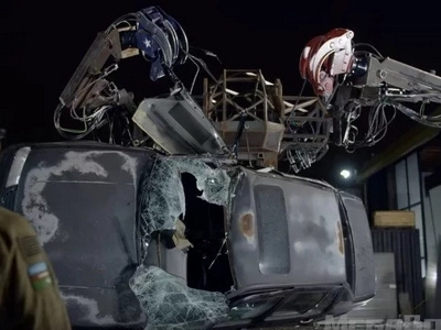 Battle Robot Can Pick Up A Car As If It Were A Feather