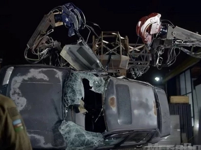 Battle Robot Can Pick Up A Car As If It Were A Feather