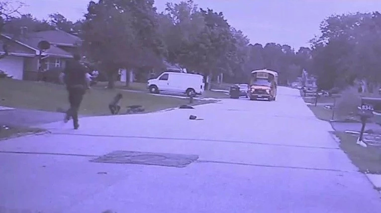 Dashcam footage captures how a policeman saves two girls from vicious pitbulls Dashcam footage captures how a policeman saves two girls from vicious pitbulls