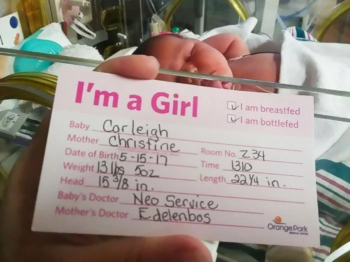 Mother gave birth to a 13.5 lbs (6kg) baby. The baby's so big that she felt like a toddler is coming out of her belly! Mother gave birth to a 13.5 lbs (6kg) baby. The baby's so big that she felt like a toddler is coming out of her belly!