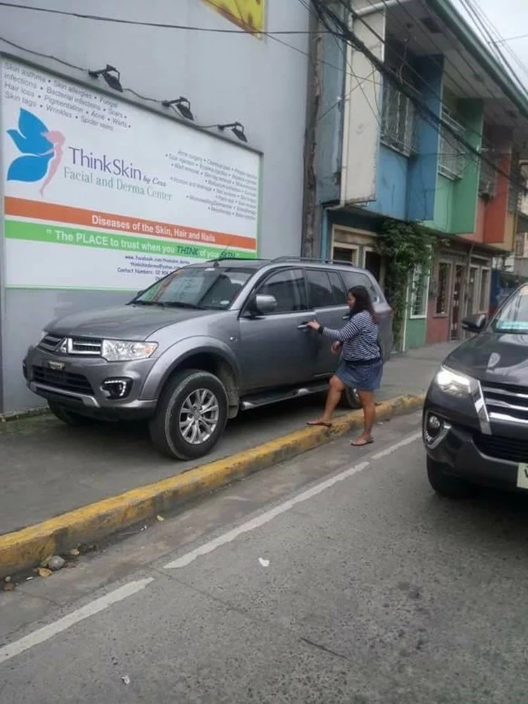 Female driver parks car on sidewalk, earns ire of netizens