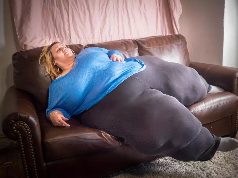 Stunning! Woman weighing 38 stone on a 'succeed or die trying' mission to have the world's biggest hips Stunning! Woman weighing 38 stone on a 'succeed or die trying' mission to have the world's biggest hips