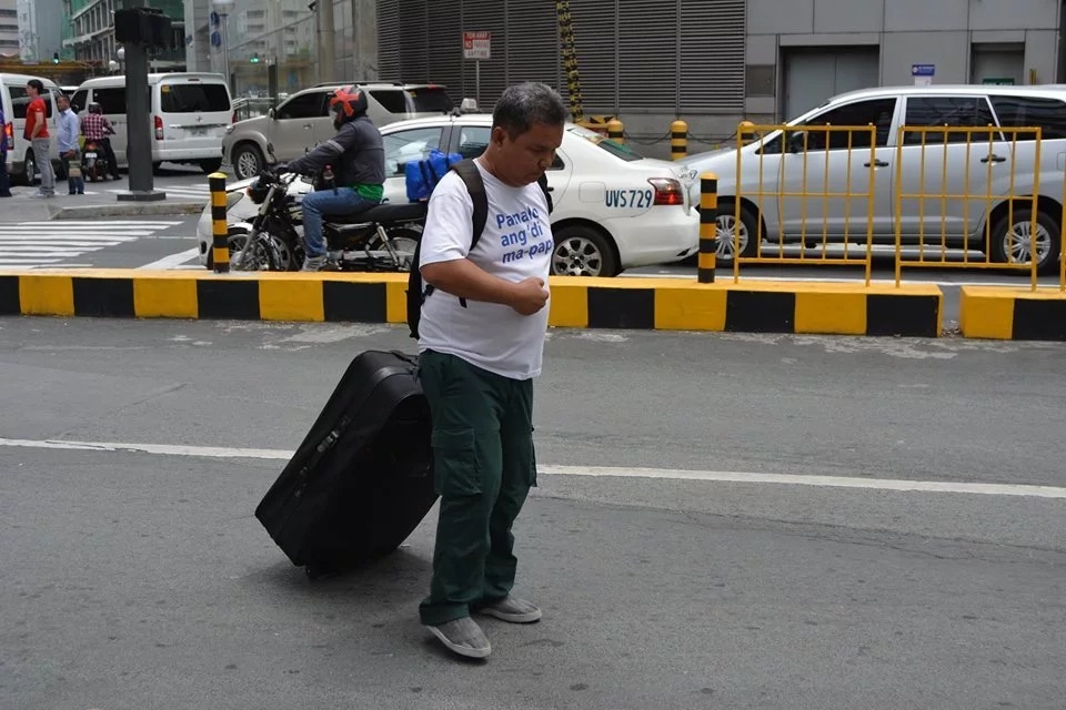"I salute this survivor." This half-paralyzed vendor inspired netizen on being hardworking despite disability. "I salute this survivor." This half-paralyzed vendor inspired netizen on being hardworking despite disability.