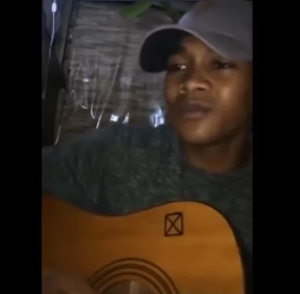 Talented Pinoy wows netizens with emotional version of 'Can't Help Falling in Love' Talented Pinoy wows netizens with emotional version of 'Can't Help Falling in Love'