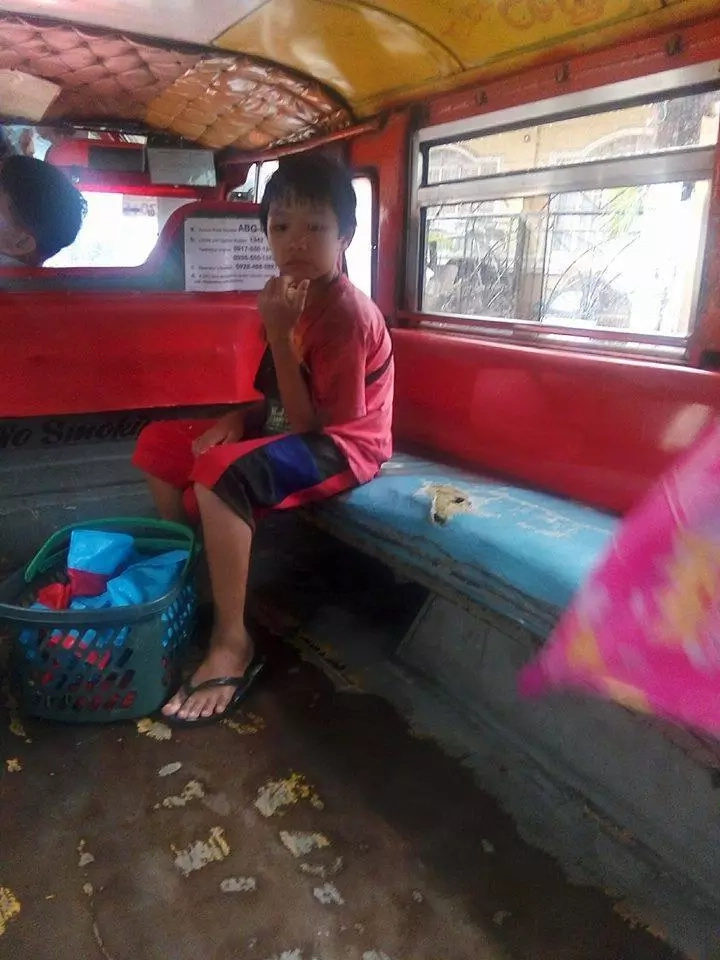 Photo of boy selling corn to help family goes viral Photo of boy selling corn to help family goes viral
