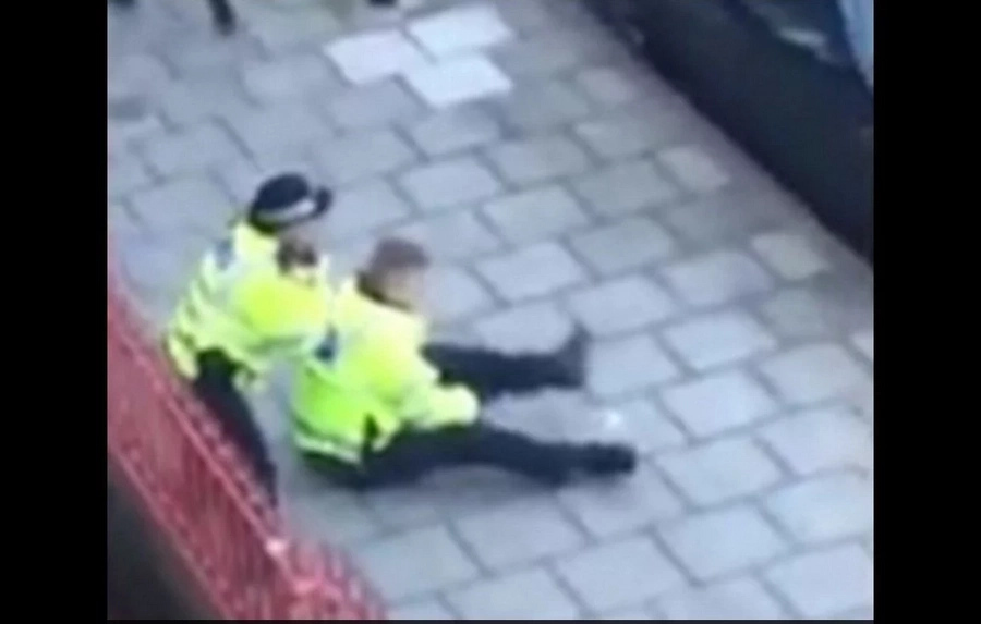 Wild Mob Of 30 Schoolchildren Attack 2 Policemen Wild Mob Of 30 Schoolchildren Attack 2 Policemen