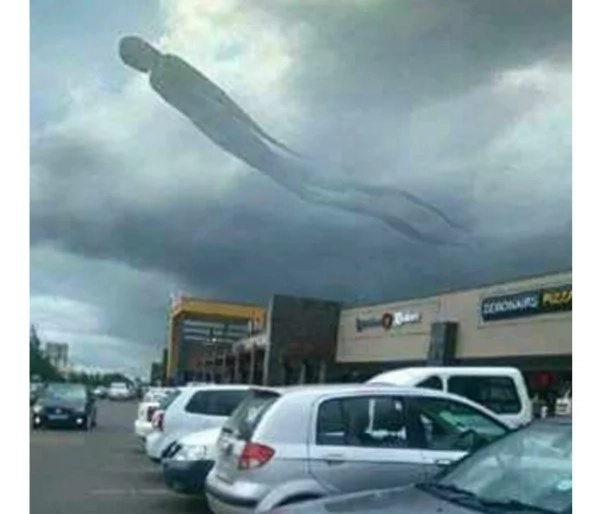 AN ALIEN? Strange image appears among CLOUDS (photo)