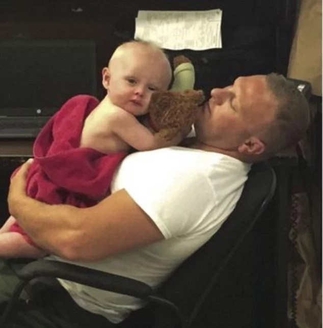 Valiant cops save a baby covered in his drunk mom's vomit Valiant cops save a baby covered in his drunk mom's vomit