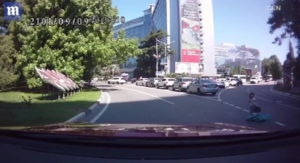 Toddlers fell out of a car and mom didn't stop Toddlers fell out of a car and mom didn't stop