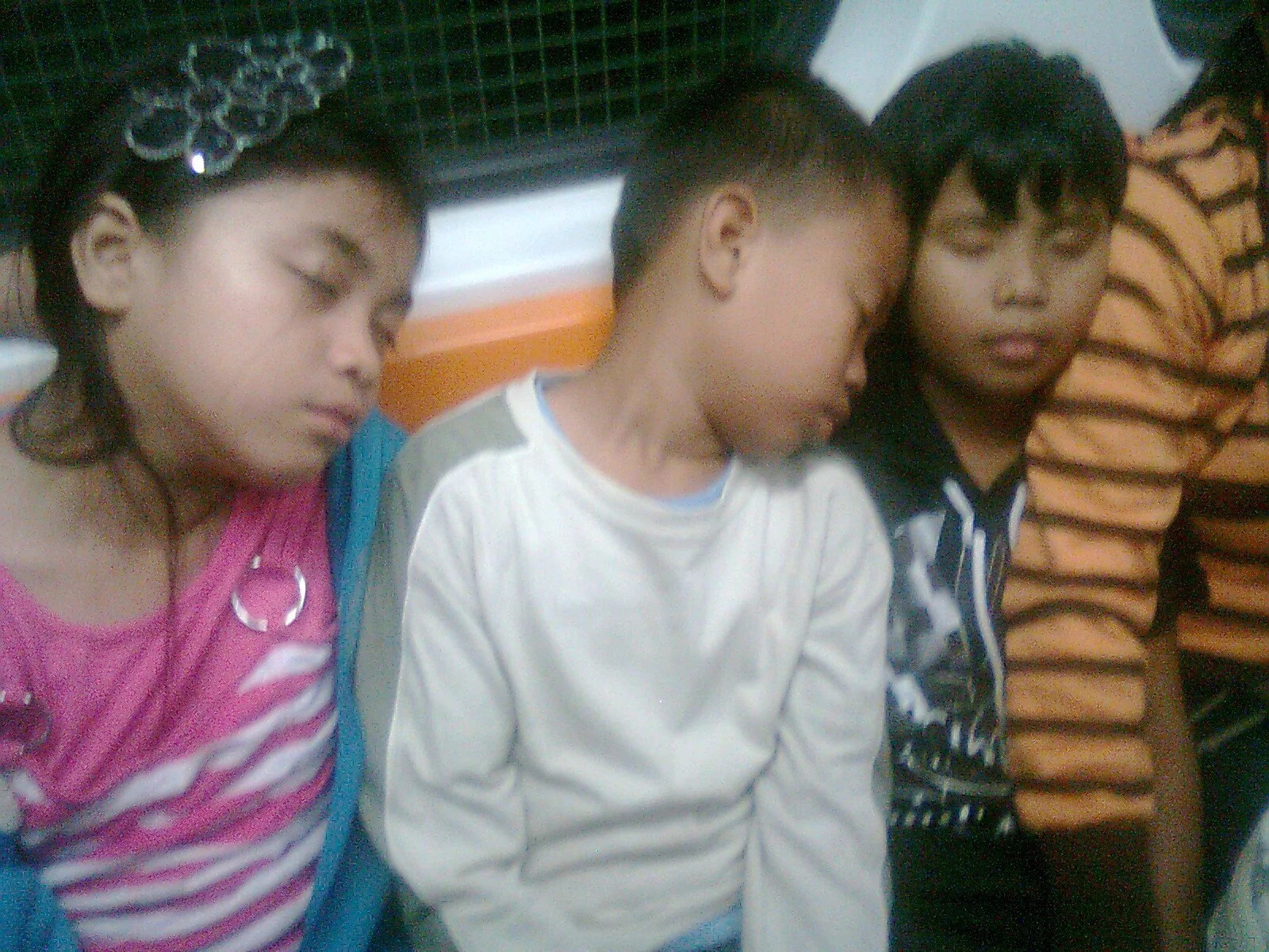 5 types of people you encounter when riding MRT and LRT 5 types of people you encounter when riding MRT and LRT
