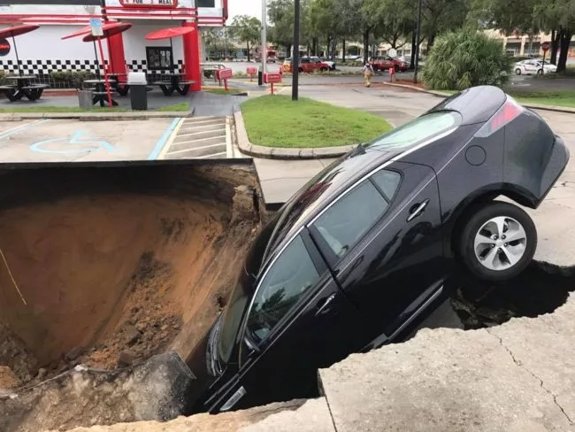 Sinkholes almost swallowed the elderly couple! They jumped off the quickly just before the car was dropped Sinkholes almost swallowed the elderly couple! They jumped off the quickly just before the car was dropped