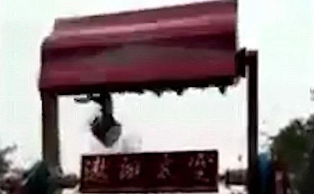 Teen girl thrown from theme park ride, dies