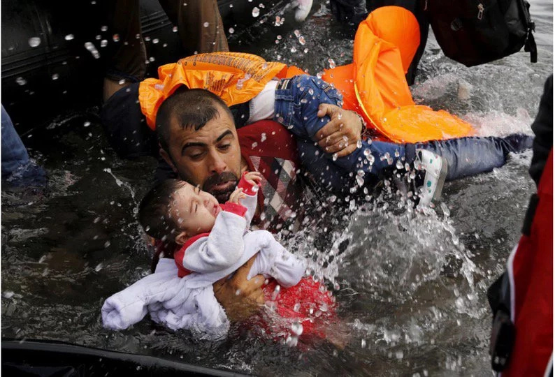 Powerful photos of dads caring for their children in times of war Powerful photos of dads caring for their children in times of war