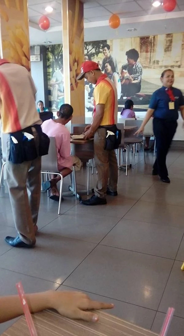 This Jollibee Crew Was Caught On Camera Feeding An Old Man Inside The Fast Food Chain! Watch The Video Here! This Jollibee Crew Was Caught On Camera Feeding An Old Man Inside The Fast Food Chain! Watch The Video Here!
