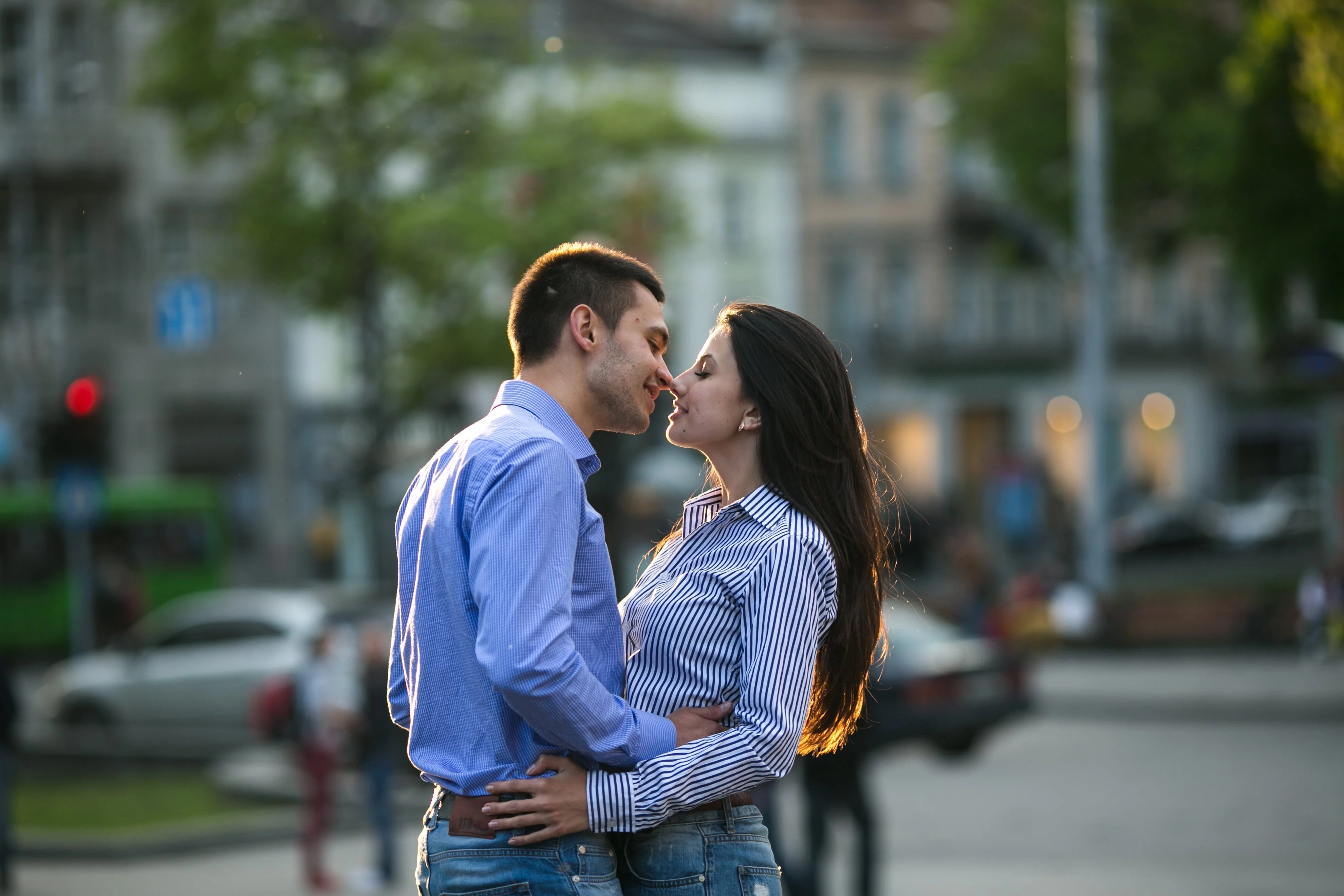 Парень целуется на улице. Поцелуй на улице. Парочки на улице. Фотосессия пары на улице. Целует на улице.