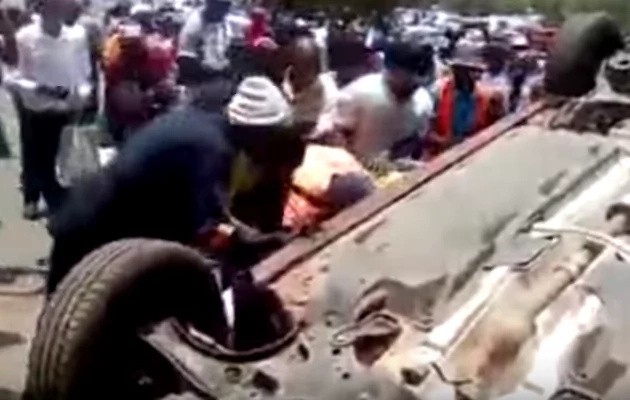 Furious mob OVERTURNS suspected thief's car, beat him up proper (see photos, video)