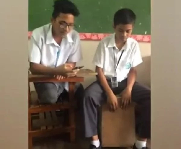 Student duo sings covers of throwback hits in trending video Student duo sings covers of throwback hits in trending video