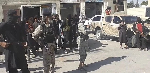 ISIS thugs cut off the hand of a “thief” in public ISIS thugs cut off the hand of a “thief” in public