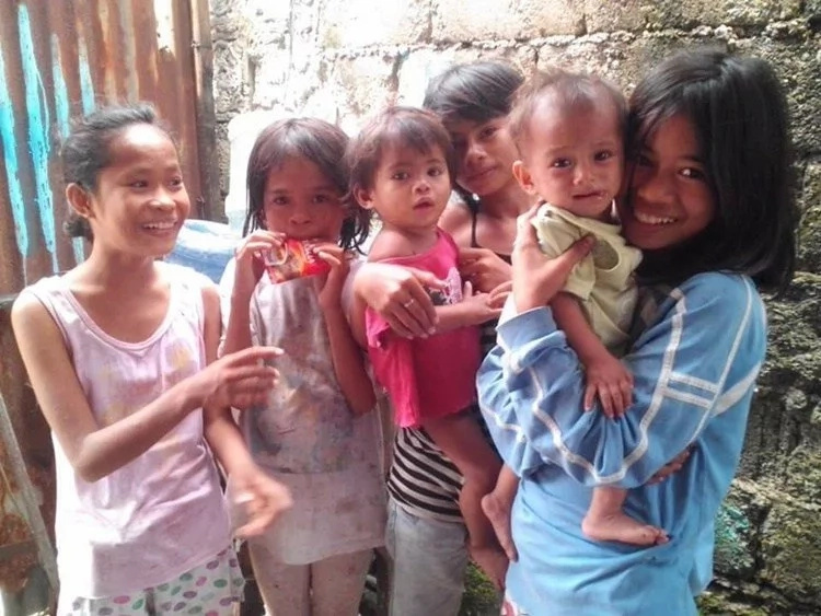 Mother abandons children, leaving them to beg for food Mother abandons children, leaving them to beg for food