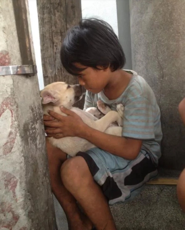 Homeless kid takes care of stray dog and treats it like a brother Homeless kid takes care of stray dog and treats it like a brother