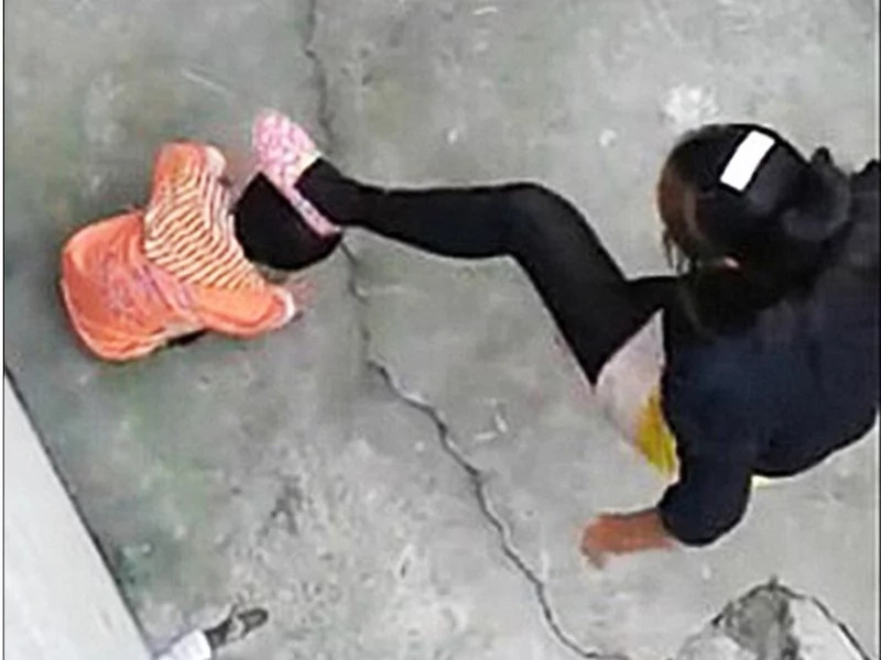 Chinese stepmother whips toddler violently Chinese stepmother whips toddler violently