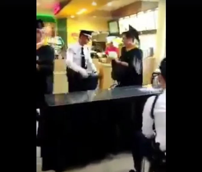 Funny video of graduating students made netizens laugh Funny video of graduating students made netizens laugh