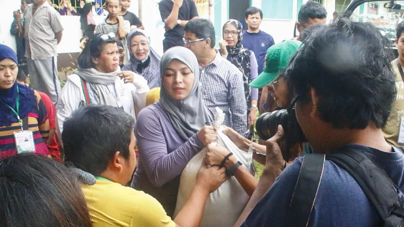 “You are scum”: Angel Locsin’s rumored boyfriend Neil Arce fires back at bashers criticizing Angel’s charity work in Marawi “You are scum”: Angel Locsin’s rumored boyfriend Neil Arce fires back at bashers criticizing Angel’s charity work in Marawi