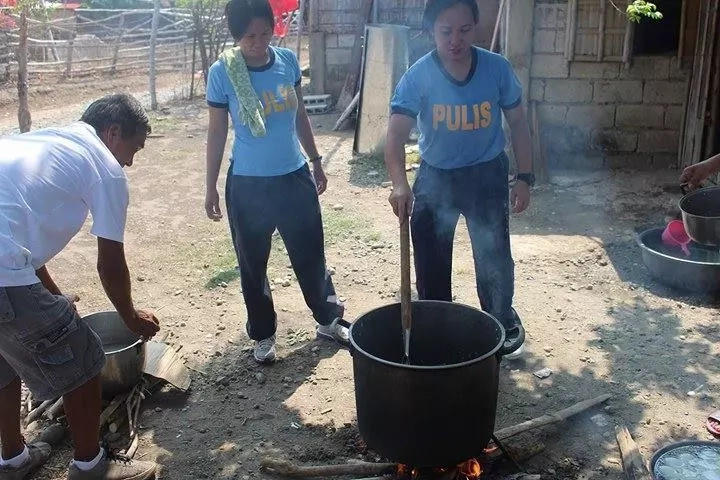 Some police nowadays are known as "kurakot" or "drug protectors". But this policemen will make you believe in humanity again! Some police nowadays are known as "kurakot" or "drug protectors". But this policemen will make you believe in humanity again!