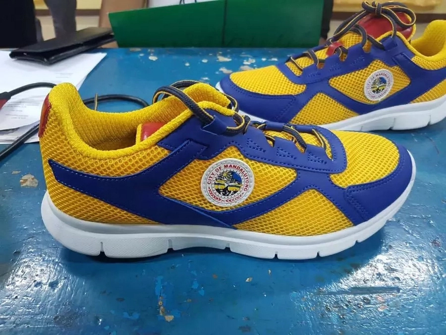 Kakaiba ang gimik! After Makati's 'Binay Baller Brand' rubber shoes, Mandaluyong releases its 'Air Abalos 1' given to each student Kakaiba ang gimik! After Makati's 'Binay Baller Brand' rubber shoes, Mandaluyong releases its 'Air Abalos 1' given to each student