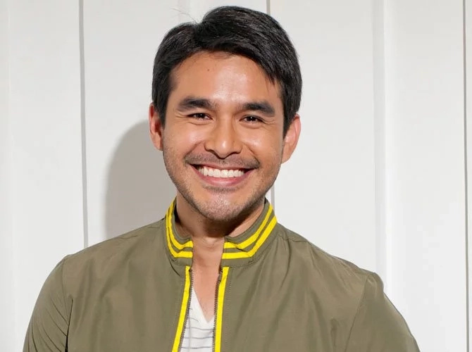 Atom Araullo spotted at GMA-7's lobby Atom Araullo spotted at GMA-7's lobby