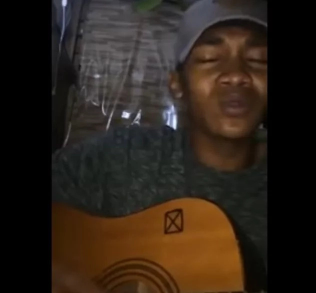 Talented Pinoy wows netizens with emotional version of 'Can't Help Falling in Love' Talented Pinoy wows netizens with emotional version of 'Can't Help Falling in Love'