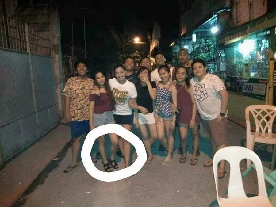 Netizen shares creepy high school reunion photo where his upper body disappeared Netizen shares creepy high school reunion photo where his upper body disappeared