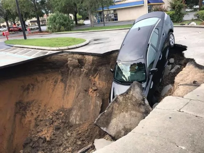 Sinkholes almost swallowed the elderly couple! They jumped off the quickly just before the car was dropped Sinkholes almost swallowed the elderly couple! They jumped off the quickly just before the car was dropped