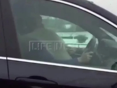 Russian Driver Catches Man Banging A Woman While Driving On Freeway IN RAIN