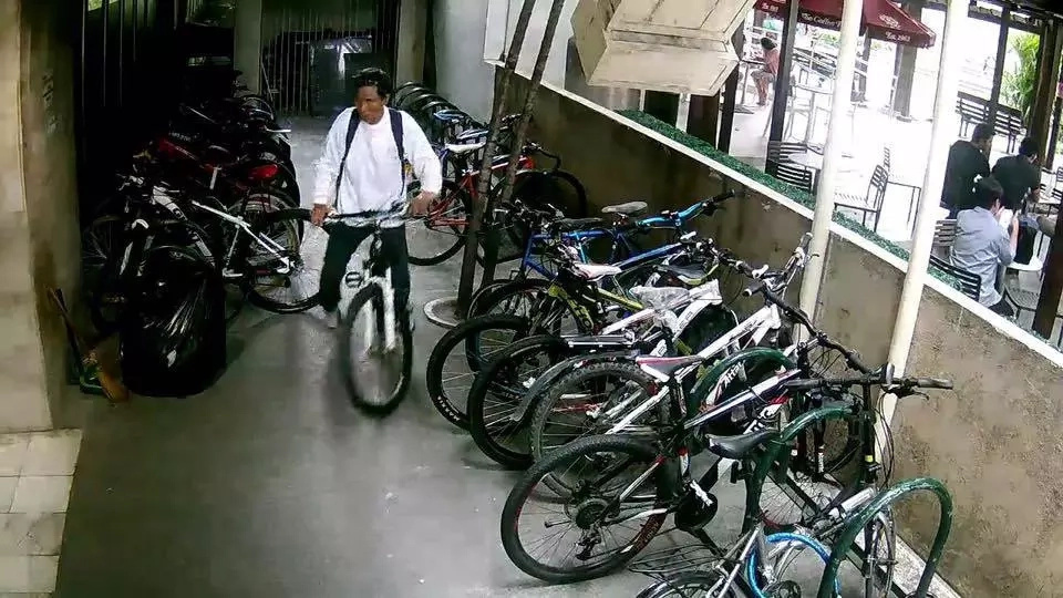 Netizen shares footage of Pinoy stealing parked bicycles Netizen shares footage of Pinoy stealing parked bicycles